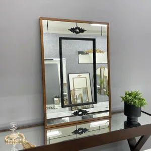 Espelho Clássico com Moldura Marrom e Apliques Pretos Espelho Clássico com Moldura Marrom e Apliques Pretos