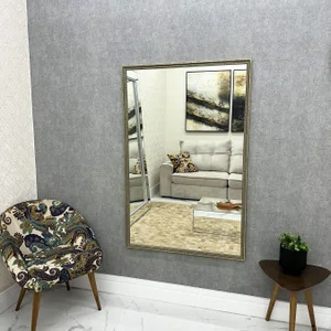 Espelho Clássico com Moldura Prata Envelhecida Gravada: Design com Elegância
