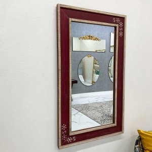 Espelho com Moldura Branca e Vermelha com Detalhes Florais