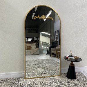 Espelho com Moldura Dourada Folheada à Mão Formato Oval Base Reta Estilo Clássico Espelho com Moldura Dourada Folheada à Mão Formato Oval Base Reta Estilo Clássico