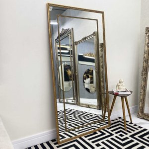 Espelho de Chão Clássico com Moldura Gravada Dourada: Amplitude e Sofisticação Espelho de Chão Clássico com Moldura Gravada Dourada: Amplitude e Sofisticação