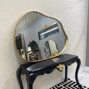 Espelho de Formato Orgânico com Borda Folheada à Mão com Folha Ouro Espelho de Formato Orgânico com Borda Folheada à Mão com Folha Ouro