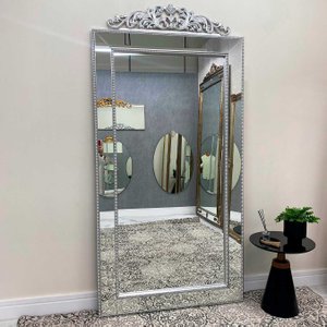 Espelho Decorativo com Moldura Prata Espelhada Amplia o Ambiente e Adiciona Elegância Espelho Decorativo com Moldura Prata Espelhada Amplia o Ambiente e Adiciona Elegância