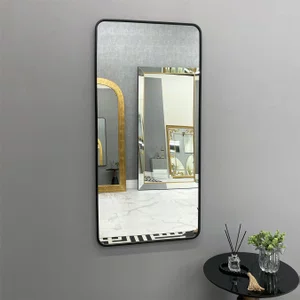 Espelho Decorativo Retangular com Cantos Arredondados e Moldura Preta