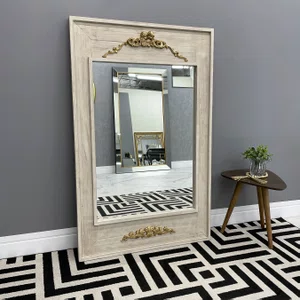 Espelho Decorativo Rústico com Moldura Branca Envelhecida com Apliques Dourados Espelho Decorativo Rústico com Moldura Branca Envelhecida com Apliques Dourados