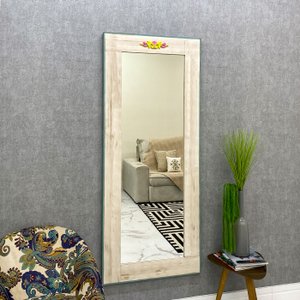 Espelho Decorativo Rústico com Moldura na Cor Creme e Aplique Colorido Espelho Decorativo Rústico com Moldura na Cor Creme e Aplique Colorido