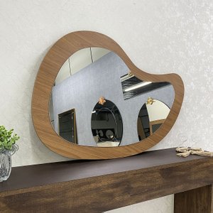 Espelho em Base de MDF Amadeirada Estilo Moderno e Formato Orgânico Espelho em Base de MDF Amadeirada Estilo Moderno e Formato Orgânico