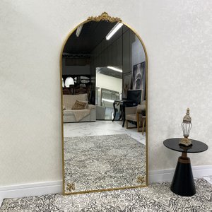 Espelho Estilo Clássico com Moldura Dourada Folheada à Mão Formato Oval Base Reta Espelho Estilo Clássico com Moldura Dourada Folheada à Mão Formato Oval Base Reta