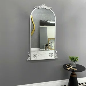 Espelho Estilo Clássico Folheado à Mão Formato Oval Base Reta e Apliques