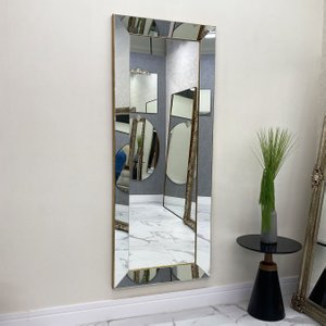 Espelho Moderno com Moldura Espelhada e Borda Folheada à Mão - Elegância e Amplitude Espelho Moderno com Moldura Espelhada e Borda Folheada à Mão - Elegância e Amplitude