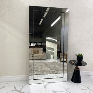 Espelho Moderno com Moldura Espelhada e Fita de Borda Preta: Elegância e Amplitude. Espelho Moderno com Moldura Espelhada e Fita de Borda Preta: Elegância e Amplitude.