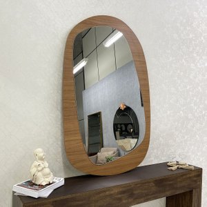 Espelho Moderno Formato Orgânico em Base de MDF Amadeirada: Elegância para seu Lar Espelho Moderno Formato Orgânico em Base de MDF Amadeirada: Elegância para seu Lar