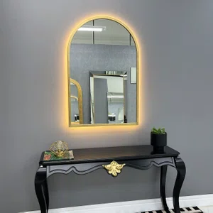 Espelho Neoclássico Janela com Moldura Folheada à Mão com Folha Ouro e LED Espelho Neoclássico Janela com Moldura Folheada à Mão com Folha Ouro e LED