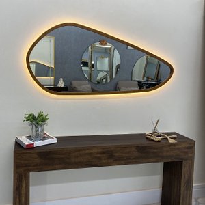 Espelho Orgânico Moldura Revestida em Curupixá com LED: Toque de Sofisticação Natural Espelho Orgânico Moldura Revestida em Curupixá com LED: Toque de Sofisticação Natural