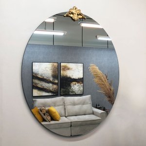 Espelho Oval com Borda Infinita e Aplique Dourado: Charme para sua Decoração Espelho Oval com Borda Infinita e Aplique Dourado: Charme para sua Decoração