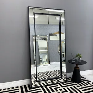 Espelho Retangular com Moldura Espelhada e Filetes Pretos: Elegância e Sofisticação Espelho Retangular com Moldura Espelhada e Filetes Pretos: Elegância e Sofisticação