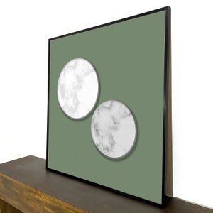 Quadro Abstrato Círculos em Fundo Verde Musgo com Moldura Filete Preta: Decor Moderna Quadro Abstrato Círculos em Fundo Verde Musgo com Moldura Filete Preta: Decor Moderna