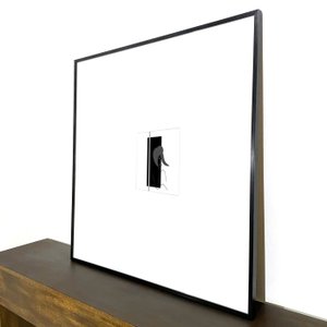Quadro Abstrato Minimalista com Moldura Preta e Paspatur Branco: Elegância e Sofisticação Quadro Abstrato Minimalista com Moldura Preta e Paspatur Branco: Elegância e Sofisticação