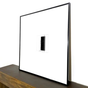 Quadro Abstrato Minimalista com Moldura Preta e Paspatur Branco: Estilo Contemporâneo