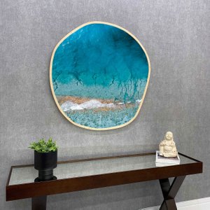 Quadro Águas Cristalinas do Mar em  Formato Orgânico com Moldura Marupá Quadro Águas Cristalinas do Mar em  Formato Orgânico com Moldura Marupá