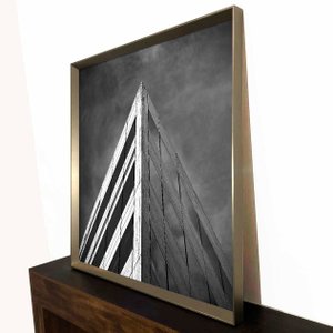 Quadro Arquitetura em Preto e Branco: Elegância com Moldura Chanfrada Prata Quadro Arquitetura em Preto e Branco: Elegância com Moldura Chanfrada Prata