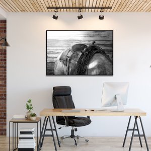 Quadro Canvas com Moldura Preta Cavalo Encilhado em Preto e Branco 120x80cm