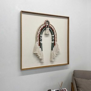 Quadro Cocar Indígena Arte a Mão em Fios Branco, Verde e Vermelho 100x100 cm Quadro Cocar Indígena Arte a Mão em Fios Branco, Verde e Vermelho 100x100 cm