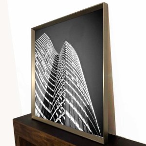 Quadro com Moldura Chanfrada Prata Fachada de Edifício: Elegância em Preto e Branco Quadro com Moldura Chanfrada Prata Fachada de Edifício: Elegância em Preto e Branco