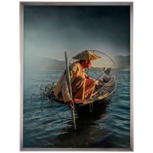 Quadro Decorativo Grande com Moldura Prata Paisagem com Pescador Quadro Decorativo Grande com Moldura Prata Paisagem com Pescador