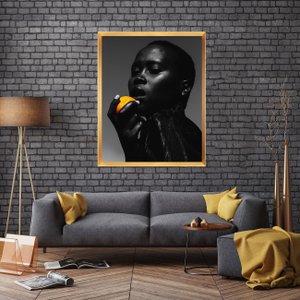 Quadro Deusa do Ébano: Mulher Africana em Gravura Fotográfica com Moldura Dourada Quadro Deusa do Ébano: Mulher Africana em Gravura Fotográfica com Moldura Dourada