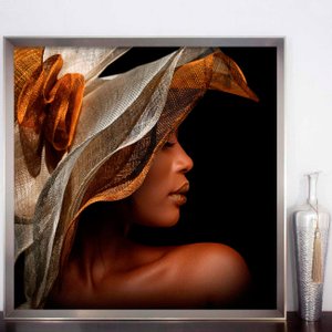 Quadro Grande com Moldura Prata Chanfrada Imagem Mulher Negra