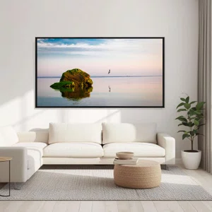 Quadro Paisagem com Rocha Verde e Reflexo no Lago ao Entardecer e Pássaros