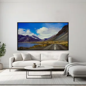 Quadro Paisagem de Estrada Cênica com Lago, Montanhas Nevadas e Céu Azul