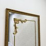 Espelho Clássico com Moldura Dourada e Apliques Folheados