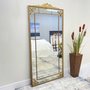 Espelho Clássico com Moldura Dourada e Apliques Folheados - Luxuosidade para sua Decoração