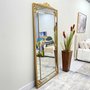 Espelho Clássico com Moldura Dourada e Apliques Folheados - Luxuosidade para sua Decoração