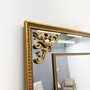 Espelho Clássico Dourado com Apliques Folheados - Elegância e Sofisticação