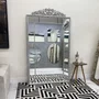 Espelho Clássico Dourado com Moldura Gravada Elegância e Requinte para o seu Lar