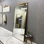 Espelho com Moldura Dourada Estilo Clássico - Sofisticação e Elegância Atemporal