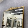 Espelho com Moldura Dourada Estilo Clássico - Sofisticação e Elegância Atemporal