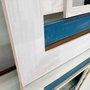 Espelho Decor com Moldura Branca e Várias Cores ao Fundo Rústico