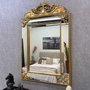 Espelho Decorativo com Moldura Dourada Espelhada e Apliques Folheados