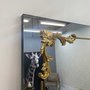 Espelho Decorativo Moderno com Borda Infinita e Apliques Dourados
