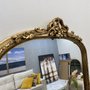 Espelho Decorativo Oval Base Reta com Moldura Clássica Dourada