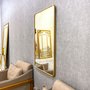 Espelho Decorativo Retangular com Cantos Arredondados e Moldura Dourada