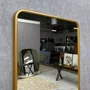 Espelho Decorativo Retangular com Cantos Arredondados e Moldura Dourada
