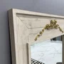 Espelho Decorativo Rústico com Moldura Branca Envelhecida com Apliques Dourados