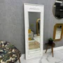 Espelho Decorativo Rústico com Moldura Branca Estilo Provençal com Apliques