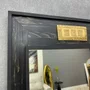 Espelho Decorativo Rústico com Moldura na Cor Preta e Aplique na Cor Dourada