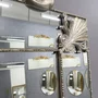 Espelho Decorativo Superiore com Moldura Prata Espelhada e Apliques Folheados 90x140CM